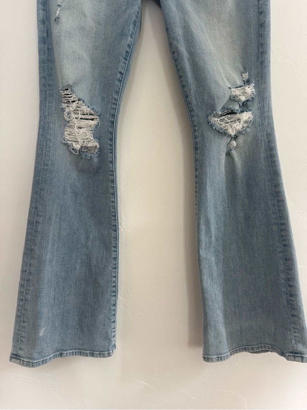 Mother The Weekender Flare Jean Free Hugs Distressed Light Wash Denim - Picture 6 of 15